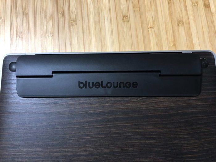Bluelounge Kickflip フリップスタンドをMacBookに貼り付け